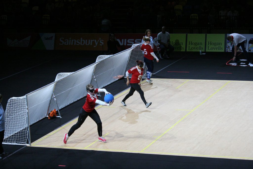 Spelare som spelar goalball.