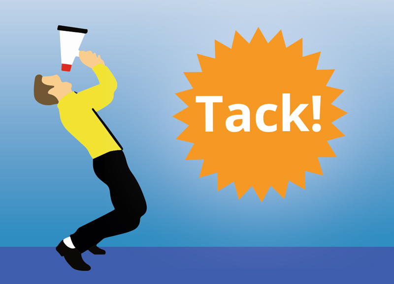 En man med megafon skriker tack.