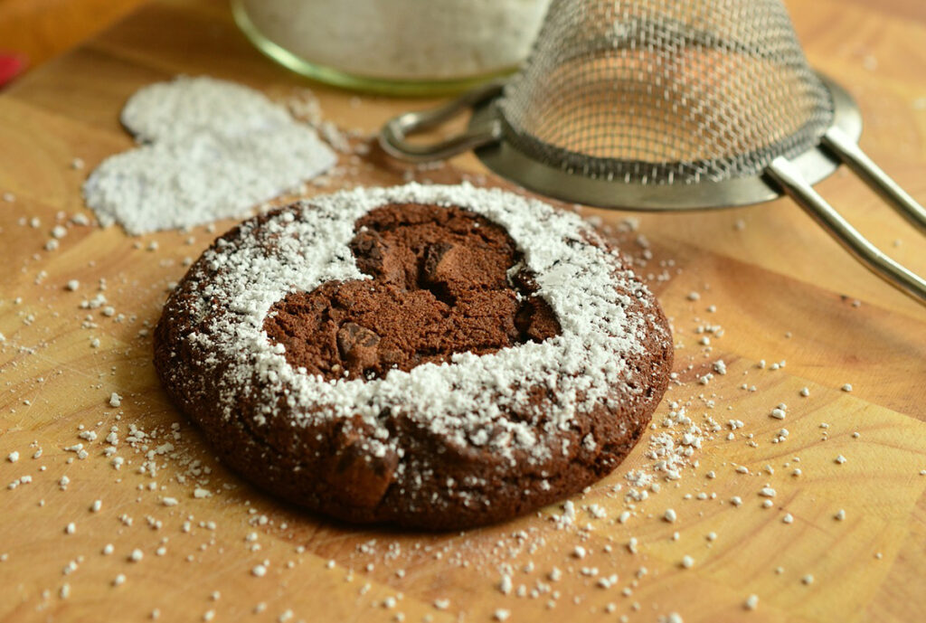 Foto på en chokladkaka med ett hjärta på.