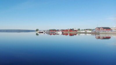 Foto vid vattnet en tidig morgon.