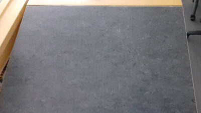 Foto på en grå skolbänk.