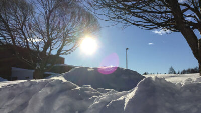 Snöhögar och sol.