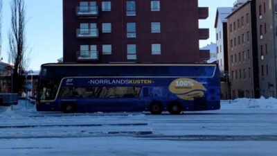 En långfärdsbuss som kör på en väg.