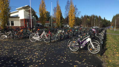En cykelparkering full av cyklar.
