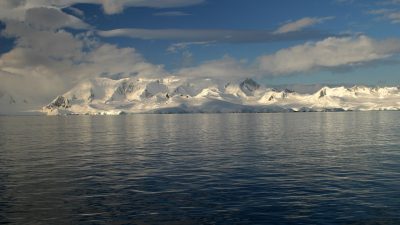 Bild på is och hav i Antarktis.