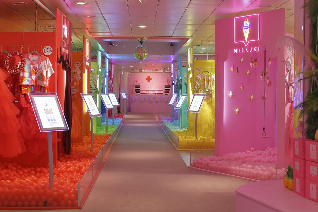 Inuti ett selfiemuseum.