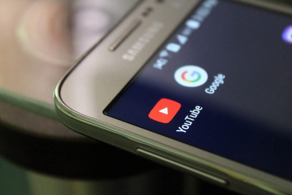En telefon med en Youtubeapp.