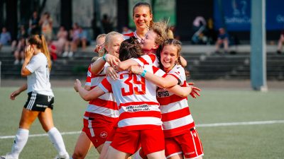 Tjejer som spelar i Gothia cup kramar om varandra och ser ut att fira.