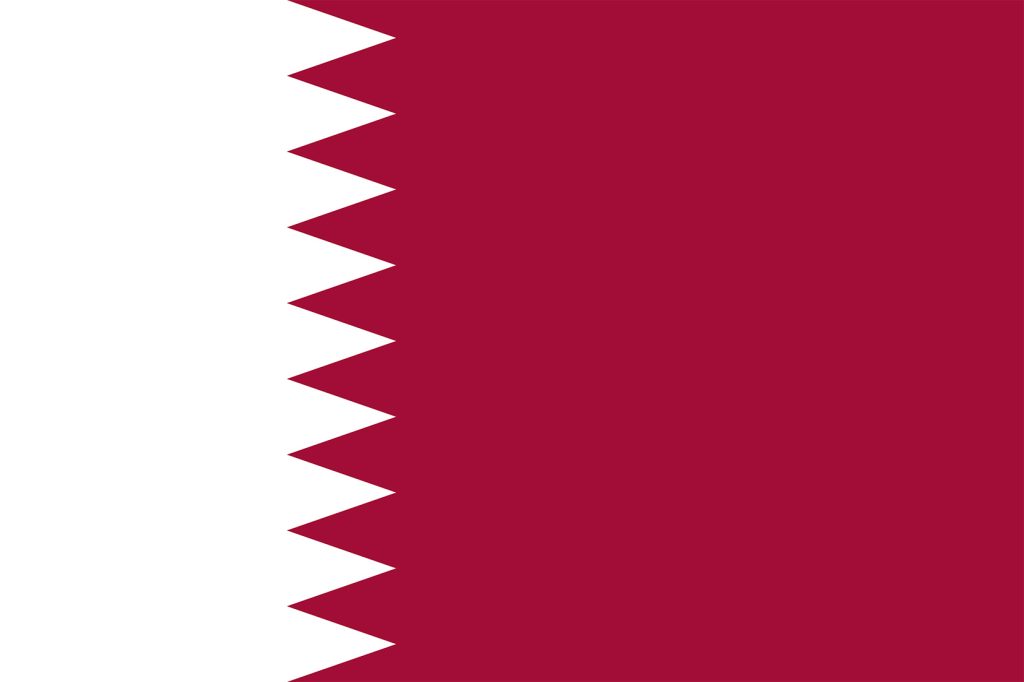 Landet Qatars flagga. Den är vit och vinröd. Färgerna möts i ett sicksack-mönster.