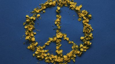 Ett fredsmärke bildat med kronblad i Ukrainas färger