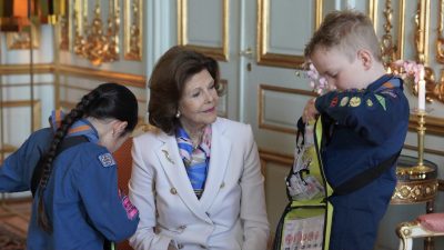 Drottning Silvia köper majblomman